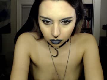 girl
        runacrow cam image #2119121