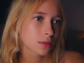 girl
        shelleybuss cam image #4999430