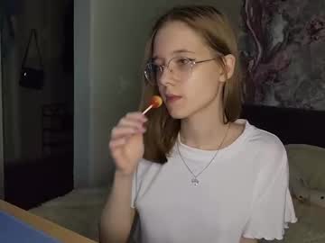 girl
        lowress cam image #6309260