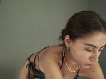 girl
        tessarosse_ cam image #2092258
