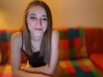 girl
        sarah369369 cam image #3431043