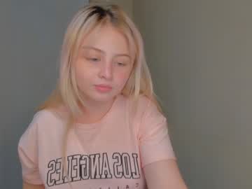 girl
        shy_blondiee cam image #823396