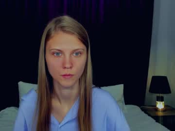 girl
        phoebepaw cam image #4584500