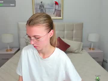 girl
        phoebepaw cam image #6388325