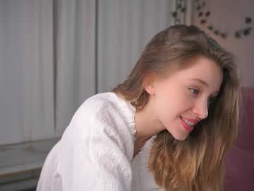 girl
        little_poetry cam image #6360323