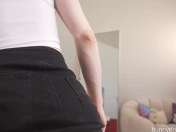 girl
        bunnydollstella cam image #6786312