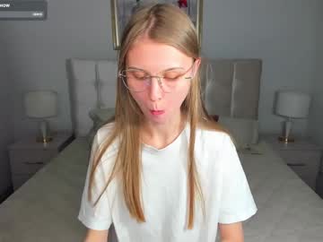 girl
        phoebepaw cam image #6393662