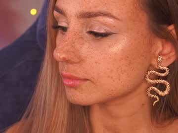 girl
        artease cam image #1410312