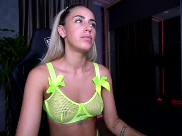 girl
        laurabae_ cam image #1944318