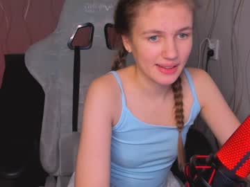 girl
        kylie_mine cam image #149622
