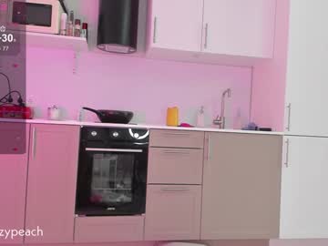 girl
        lizzy_peach cam image #4740998