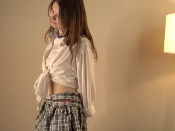 girl
        winniewest_ cam image #1416322