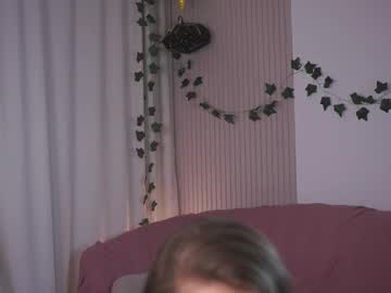 girl
        little_poetry cam image #6302998