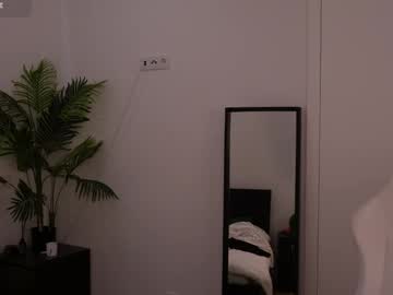 girl
        lilly_colins cam image #5930824