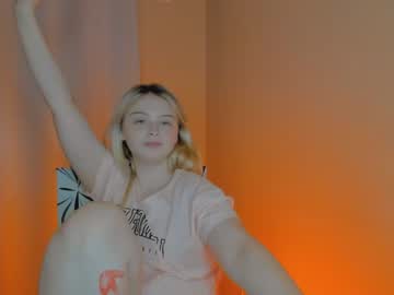girl
        shy_blondiee cam image #823587