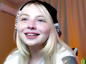 girl
        shy_blondiee cam image #817765