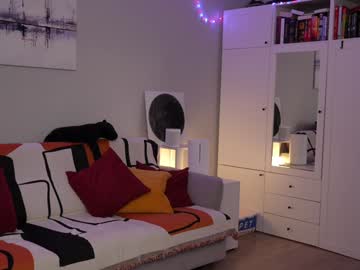 girl
        _blackbee_ cam image #6344053