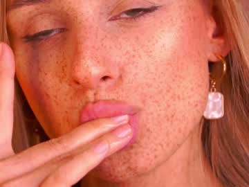 girl
        artease cam image #513424