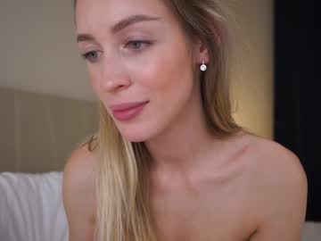 girl
        gold_blond cam image #3703956