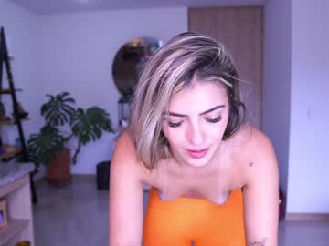 girl
        dani_moore cam image #1470612
