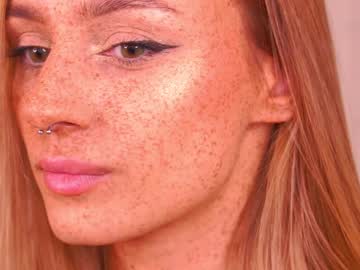 girl
        artease cam image #369180
