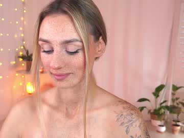 girl
        artease cam image #3119488