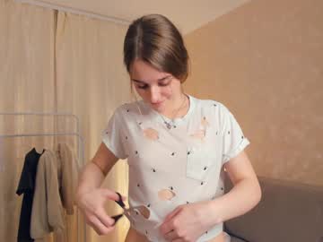 girl
        gummy_rabbit cam image #3832829