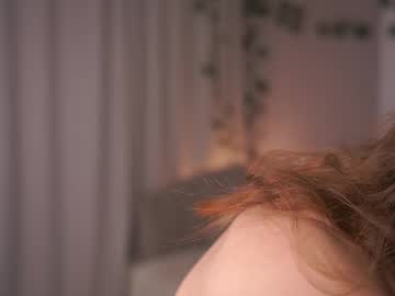 girl
        little_poetry cam image #6562121