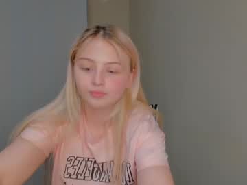 girl
        shy_blondiee cam image #823311