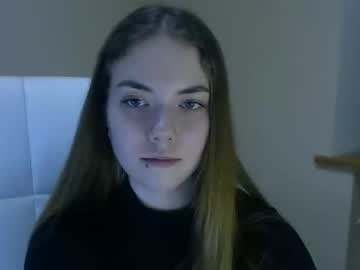 girl
        zoey_deuttch cam image #842533