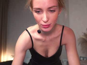 girl
        gold_blond cam image #5626159