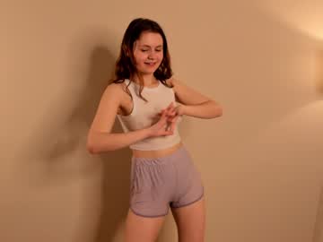 girl
        winniewest_ cam image #1439049