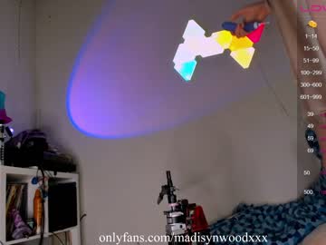 girl
        madisynwood cam image #1457919