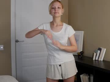girl
        sheenagambell cam image #6897917