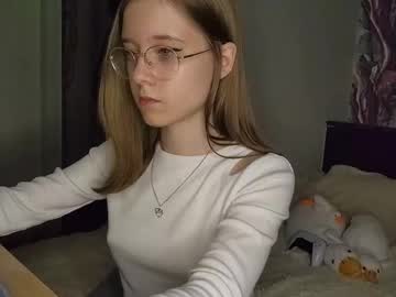girl
        lowress cam image #6432525