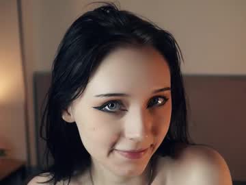 girl
        lynnabelow cam image #6188040