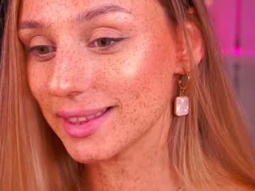 girl
        artease cam image #513714