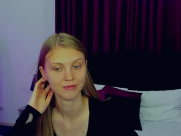 girl
        phoebepaw cam image #4583911