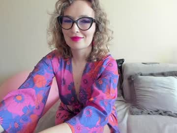 girl
        emilymilf__ cam image #949590