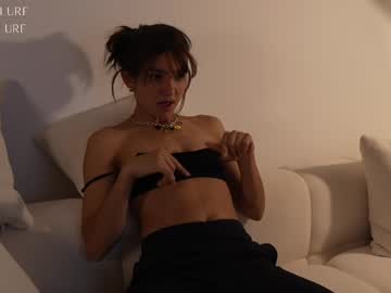 girl
        ellelure_ cam image #6794639