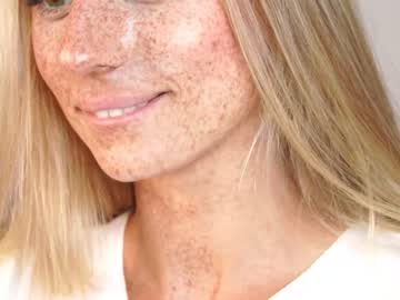 girl
        artease cam image #2682284
