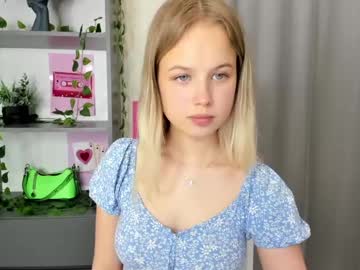 girl
        tenderness_18 cam image #6783170