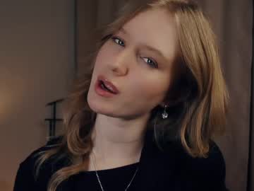 girl
        rowenacroyle cam image #6116353