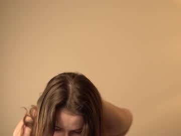 girl
        winniewest_ cam image #1424343