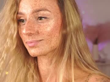 girl
        artease cam image #2581003
