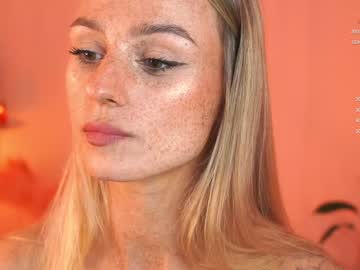 girl
        artease cam image #3084449
