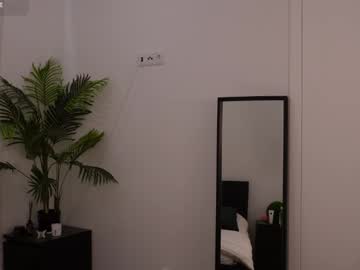 girl
        lilly_colins cam image #5880013