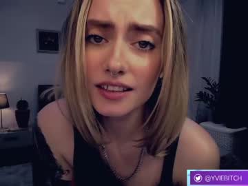 girl
        _yvie_ cam image #1855999