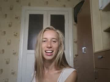 girl
        northfey cam image #2423274