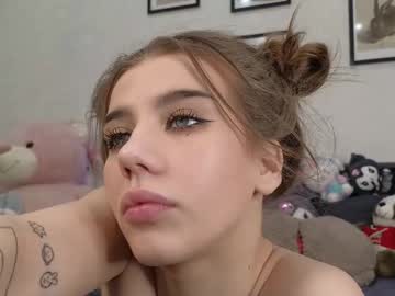 girl
        jenie_fire cam image #6562370